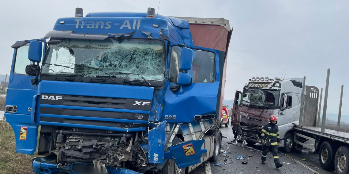 Coliziune între două autotrenuri la Sânnicoară, intervenție de urgență și un rănit transportat la spital