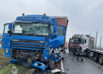 Coliziune între două autotrenuri la Sânnicoară, intervenție de urgență și un rănit transportat la spital