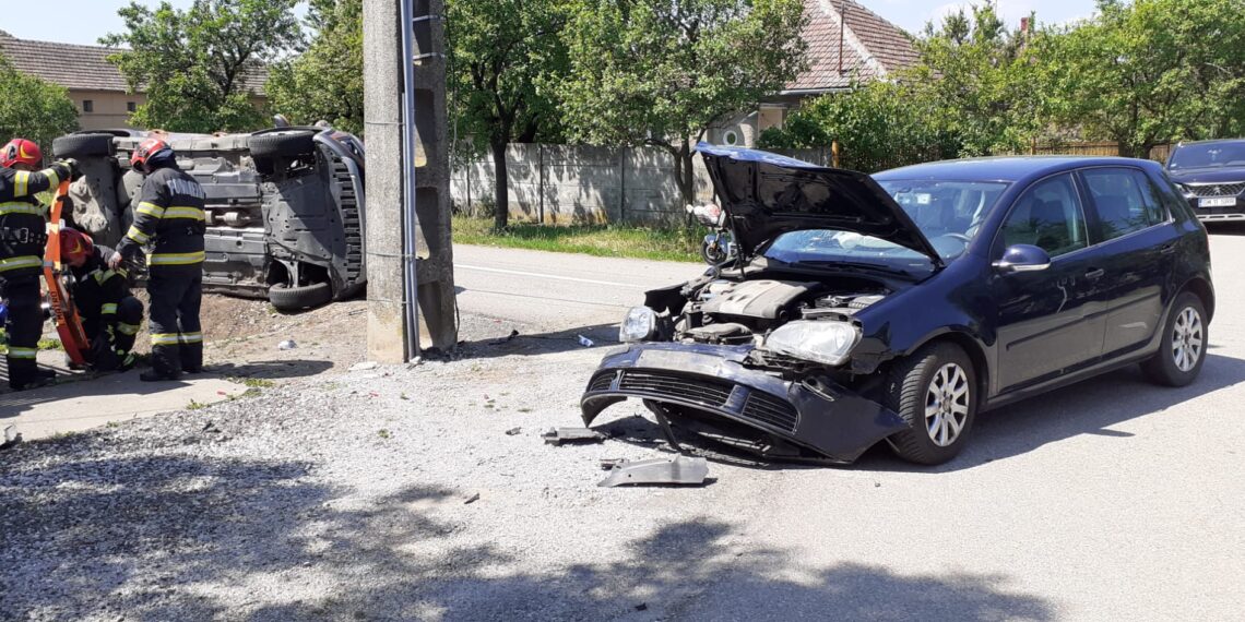 Impact violent între două autoturisme, o femeie a fost descarcerată în urmă cu puțin timp