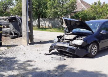 Impact violent între două autoturisme, o femeie a fost descarcerată în urmă cu puțin timp