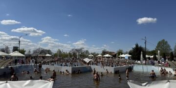 Momente dramatice la Tășnad. Un turist și-a pierdut viața după ce i s-a făcut rău în bazin