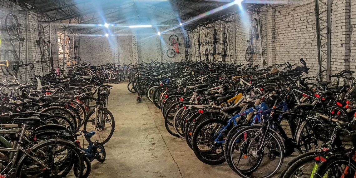Depozite clandestine descoperite în Cluj. ANAF a confiscat sute de biciclete și trotinete electrice de aproape un milion de lei
