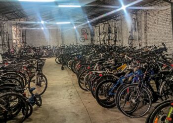 Depozite clandestine descoperite în Cluj. ANAF a confiscat sute de biciclete și trotinete electrice de aproape un milion de lei