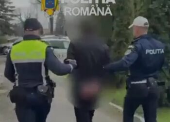 Fostul director al școlii din Aușeu reținut după percheziții și acuzații de abuz asupra elevilor: atingeri nepotrivite și mesaje trimise noaptea