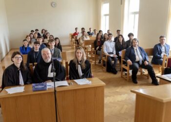Când teoria devine pledoarie: studenții la drept au concurat la Oradea într-un proces simulat de Drept Administrativ