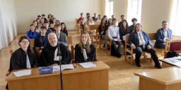 Când teoria devine pledoarie: studenții la drept au concurat la Oradea într-un proces simulat de Drept Administrativ