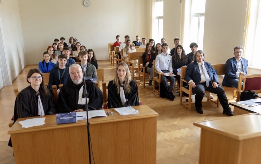 Când teoria devine pledoarie: studenții la drept au concurat la Oradea într-un proces simulat de Drept Administrativ