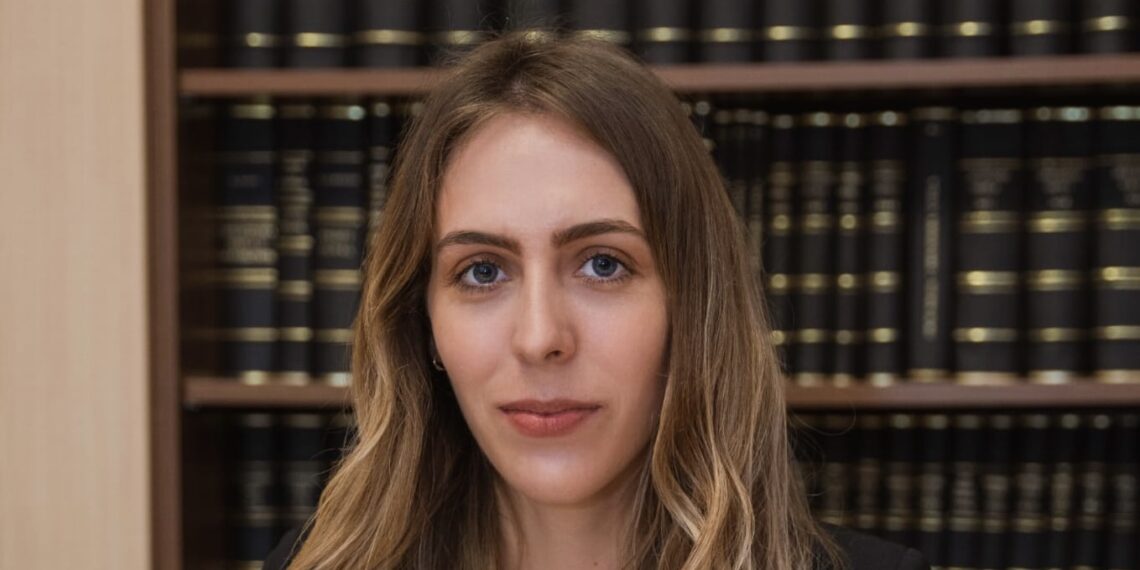 INTERVIU cu av. NARCISA DĂRĂBAN: „Nu poți transmite dreptul dacă nu l-ai trăit”- despre drumul dintre catedră și avocatură, unde rigoarea, responsabilitatea și umanitatea se întâlnesc într-o profesie exigentă