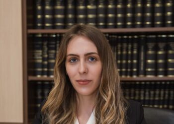 INTERVIU cu av. NARCISA DĂRĂBAN: „Nu poți transmite dreptul dacă nu l-ai trăit”- despre drumul dintre catedră și avocatură, unde rigoarea, responsabilitatea și umanitatea se întâlnesc într-o profesie exigentă