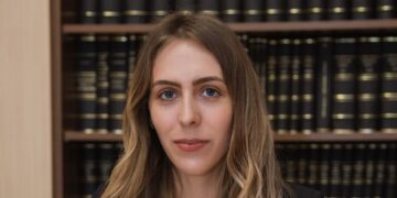 INTERVIU cu av. NARCISA DĂRĂBAN: „Nu poți transmite dreptul dacă nu l-ai trăit”- despre drumul dintre catedră și avocatură, unde rigoarea, responsabilitatea și umanitatea se întâlnesc într-o profesie exigentă