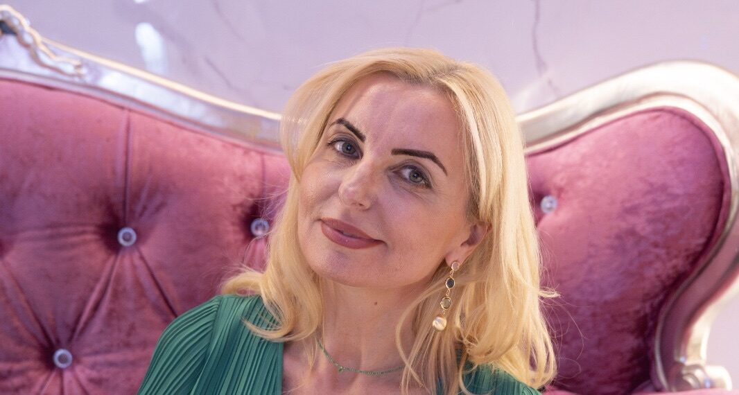 INTERVIU cu conf.univ.dr. Carmen Domocoș: perspectiva unui judecător care a condus Tribunalul Bihor timp de două mandate — „Dreptul are nevoie de oameni care să gândească, nu doar să reproducă”