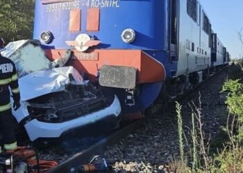 Tragedie la Episcopia Bihor: doi oameni au murit după ce mașina lor a fost lovită de tren