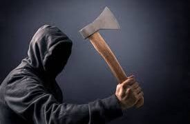 O noapte de groază în familie: femeie atacată cu toporul, copil de 6 ani martor la tragedie