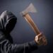 O noapte de groază în familie: femeie atacată cu toporul, copil de 6 ani martor la tragedie
