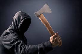 O noapte de groază în familie: femeie atacată cu toporul, copil de 6 ani martor la tragedie