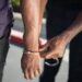 Coada de mop, alcoolul și o ceartă între chiriași: cum a ajuns un bărbat din Oradea acuzat de tentativă de omor, dar lăsat sub control judiciar