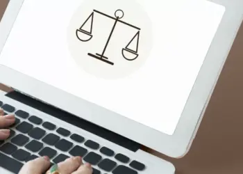 Cine răspunde când o platformă îți dă „sfaturi juridice”? UNBR cere reguli clare de transparență