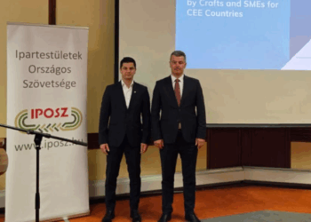 Reprezentanții IMM România, Şerban Todică (dreapta} și Bogdan Manafu (stânga), Vicepreședinții IMM Bihor