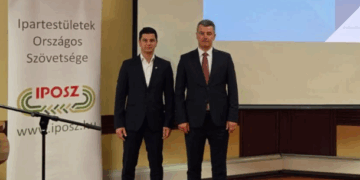 Reprezentanții IMM România, Şerban Todică (dreapta} și Bogdan Manafu (stânga), Vicepreședinții IMM Bihor