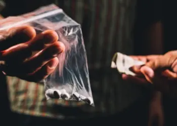 Droguri luate cu forța: ICCJ stabilește că fapta poate fi tâlhărie, nu doar infracțiune la regimul drogurilor