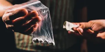 Droguri luate cu forța: ICCJ stabilește că fapta poate fi tâlhărie, nu doar infracțiune la regimul drogurilor