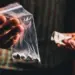 Droguri luate cu forța: ICCJ stabilește că fapta poate fi tâlhărie, nu doar infracțiune la regimul drogurilor
