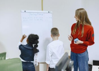 Guvernul a aprobat prima de carieră didactică! Profesorii vor primi câte 1.500 de lei din luna mai