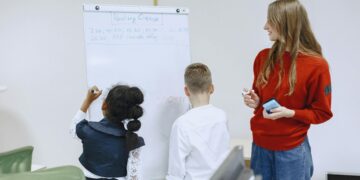 Guvernul a aprobat prima de carieră didactică! Profesorii vor primi câte 1.500 de lei din luna mai