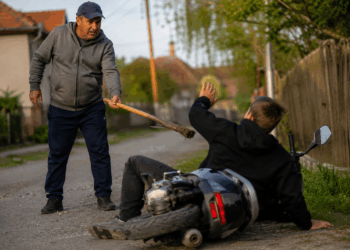 Un bihorean a doborât un motociclist cu o mătură după ce s-a enervat că circula cu viteză prin sat. Judecătoria Oradea l-a condamnat