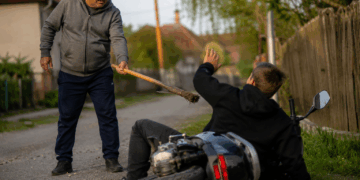 Un bihorean a doborât un motociclist cu o mătură după ce s-a enervat că circula cu viteză prin sat. Judecătoria Oradea l-a condamnat