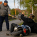 Un bihorean a doborât un motociclist cu o mătură după ce s-a enervat că circula cu viteză prin sat. Judecătoria Oradea l-a condamnat