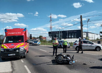 Scene dramatice după două accidente: un motociclist se zbate între viață și moarte, iar un șofer a fost scos dintre fiare