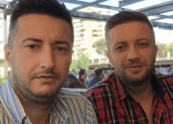 Un polițist din Oradea și fratele său rămân sub control judiciar în dosarul cu acuzații de trafic de influență, șantaj, falsuri și furt calificat