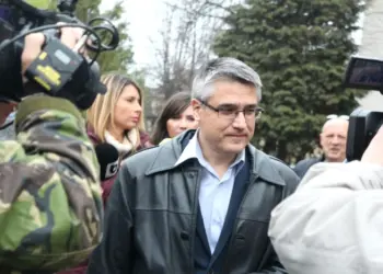 Fost procuror achitat despăgubit după imaginea în cătușe: statul, obligat să plătească pentru tratament degradant și eliberare întârziată
