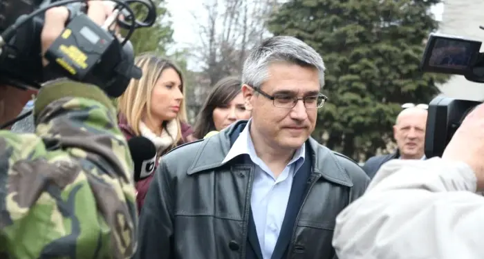 Fost procuror achitat despăgubit după imaginea în cătușe: statul, obligat să plătească pentru tratament degradant și eliberare întârziată