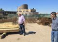 Primarul Ioan Gligor și viceprimarul Mihnea Andrei Dumitreanu, pe amplasamentul viitorului Centru multifuncțional din Oșorhei. Foto: Primăria Oșorhei