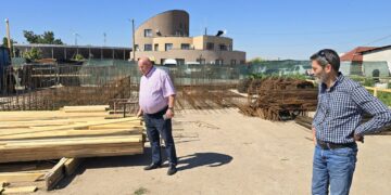 Primarul Ioan Gligor și viceprimarul Mihnea Andrei Dumitreanu, pe amplasamentul viitorului Centru multifuncțional din Oșorhei. Foto: Primăria Oșorhei
