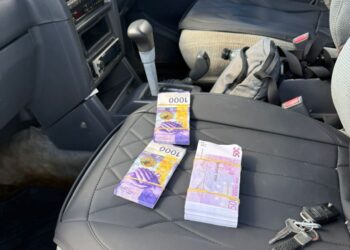 Prinși în flagrant cu aproape jumătate de milion de euro falși. Doi bărbați din Oradea au fost reținuți la Satu Mare