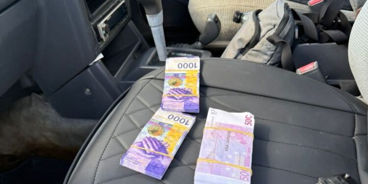 Prinși în flagrant cu aproape jumătate de milion de euro falși. Doi bărbați din Oradea au fost reținuți la Satu Mare