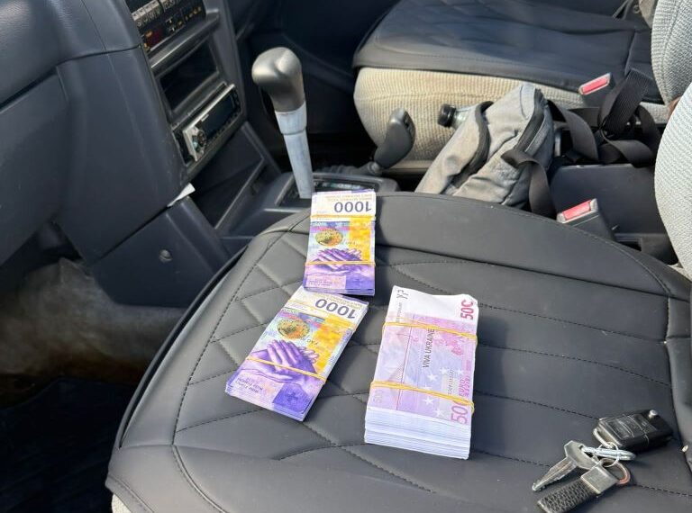 Prinși în flagrant cu aproape jumătate de milion de euro falși. Doi bărbați din Oradea au fost reținuți la Satu Mare