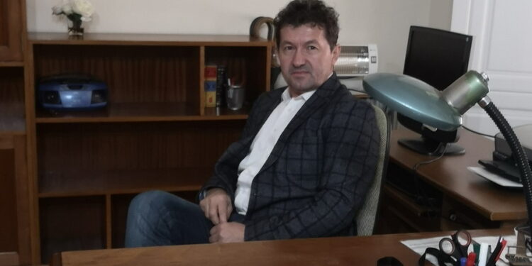 De la catedră în arest preventiv: fostul director din Aușeu, cercetat pentru agresiuni sexuale asupra unor elevi minori