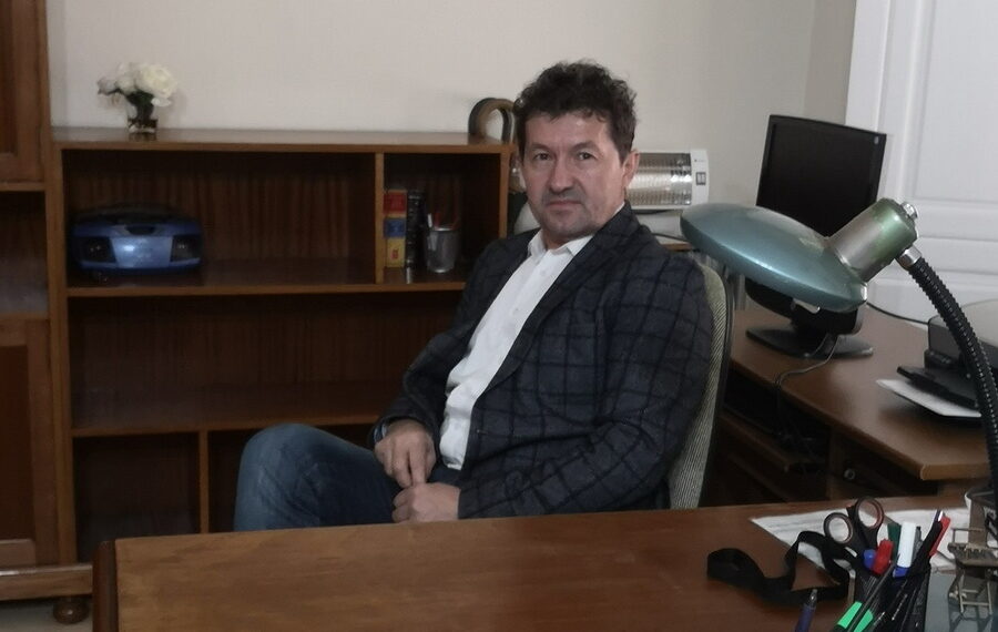 De la catedră în arest preventiv: fostul director din Aușeu, cercetat pentru agresiuni sexuale asupra unor elevi minori