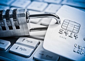 Cum ar fi dispărut peste 530.000 de lei din conturile unei cliente: depozite lichidate, ordine de plată suspecte și un fost angajat bancar trimis în judecată la Oradea