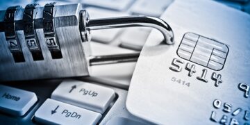 Cum ar fi dispărut peste 530.000 de lei din conturile unei cliente: depozite lichidate, ordine de plată suspecte și un fost angajat bancar trimis în judecată la Oradea