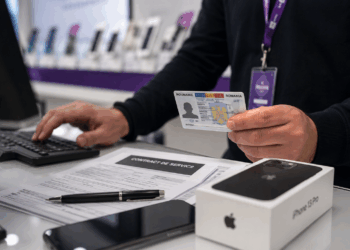 Buletin pierdut, telefoane luate pe numele altuia. Un fost agent de telefonie mobilă din Oradea, trimis în judecată