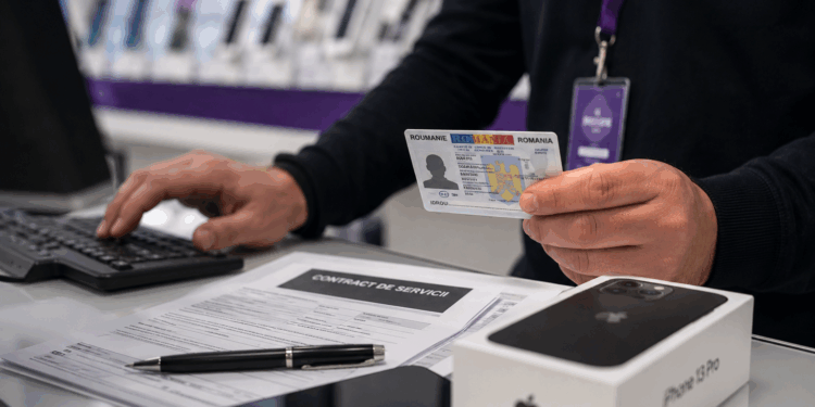 Buletin pierdut, telefoane luate pe numele altuia. Un fost agent de telefonie mobilă din Oradea, trimis în judecată