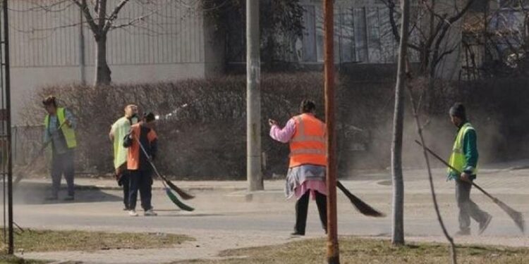 Pedeapsă executată din pix. O funcționară a acoperit prin acte sute de ore de muncă neprestate