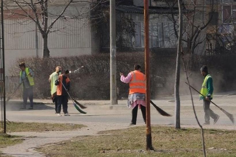 Pedeapsă executată din pix. O funcționară a acoperit prin acte sute de ore de muncă neprestate
