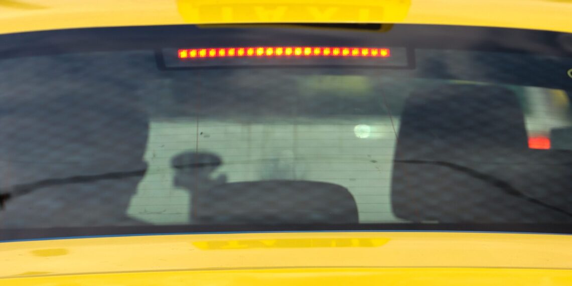 Patru persoane arestate pentru trafic de droguri la Cluj. Un taximetrist își livra clienții și drogurile cu aceeași mașină