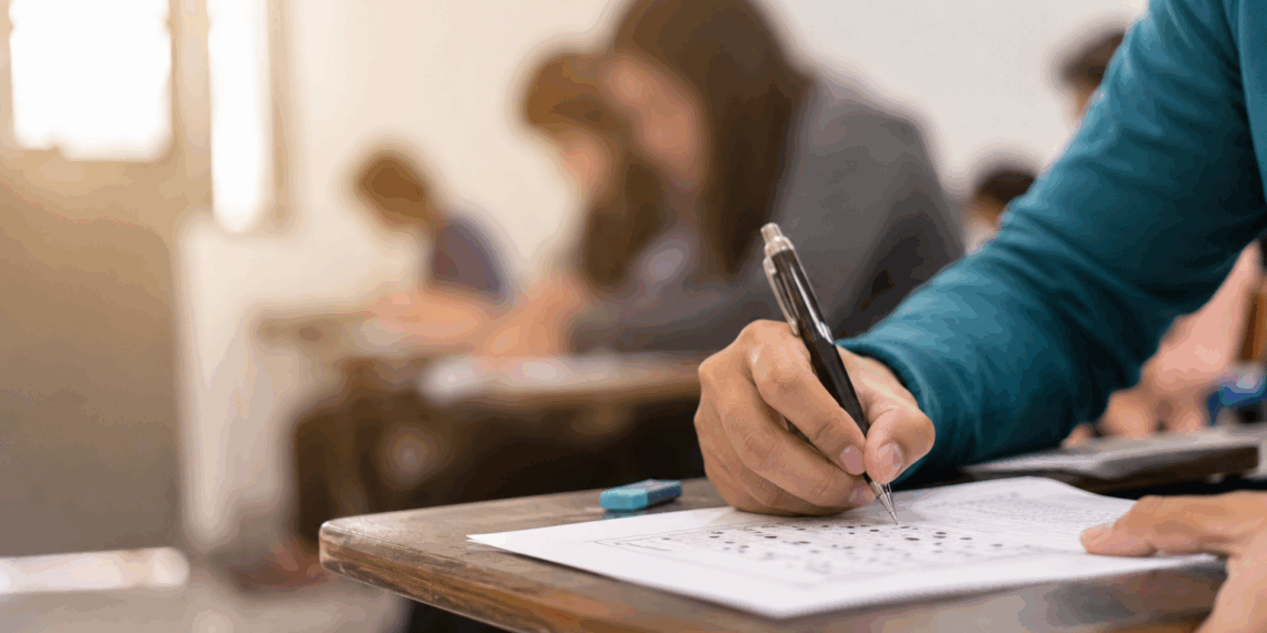 Subiectele de examen au ajuns la elevi înainte de probă. O directoare și o profesoară, trimise în judecată